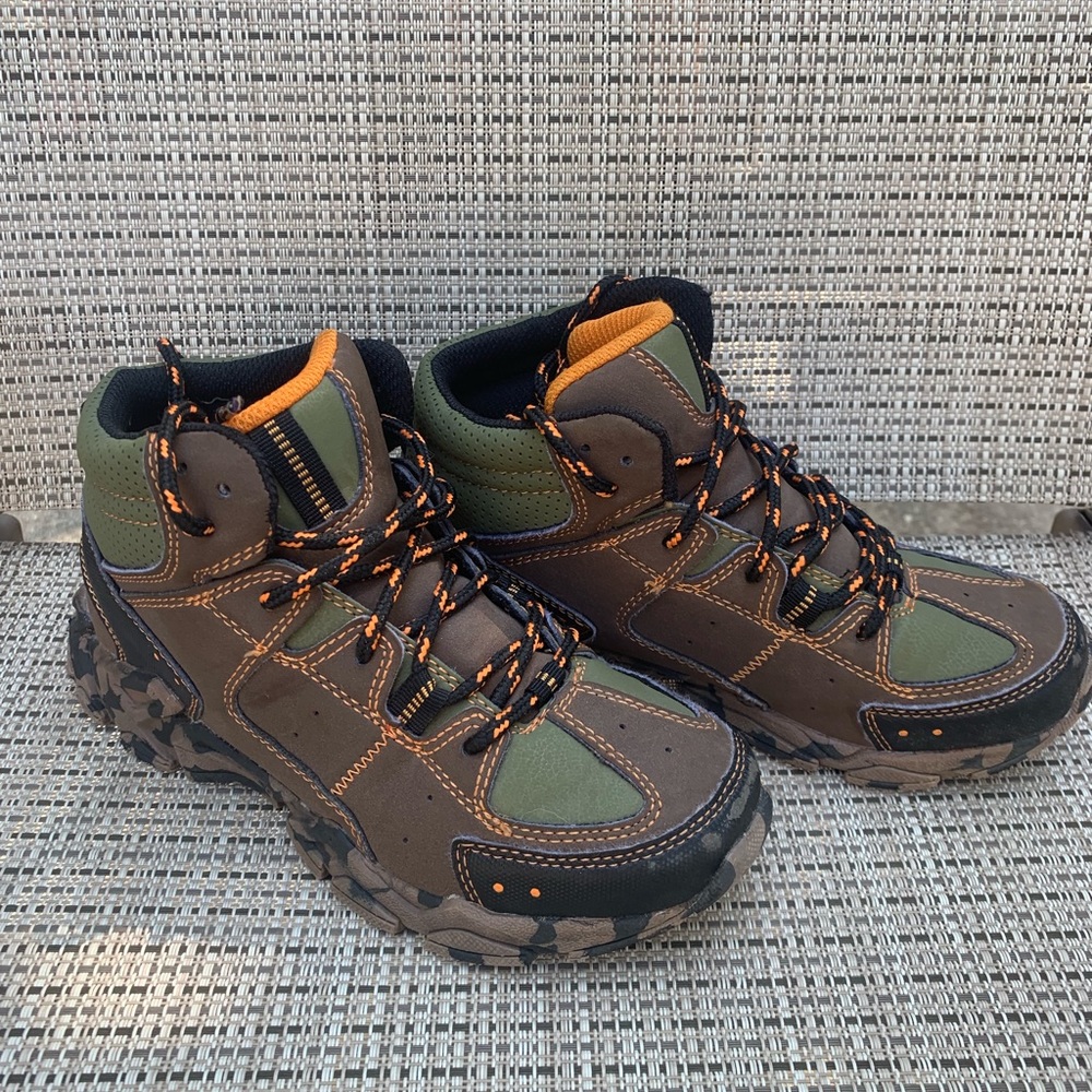 EUC boys size 2 Rugged Outback boots.